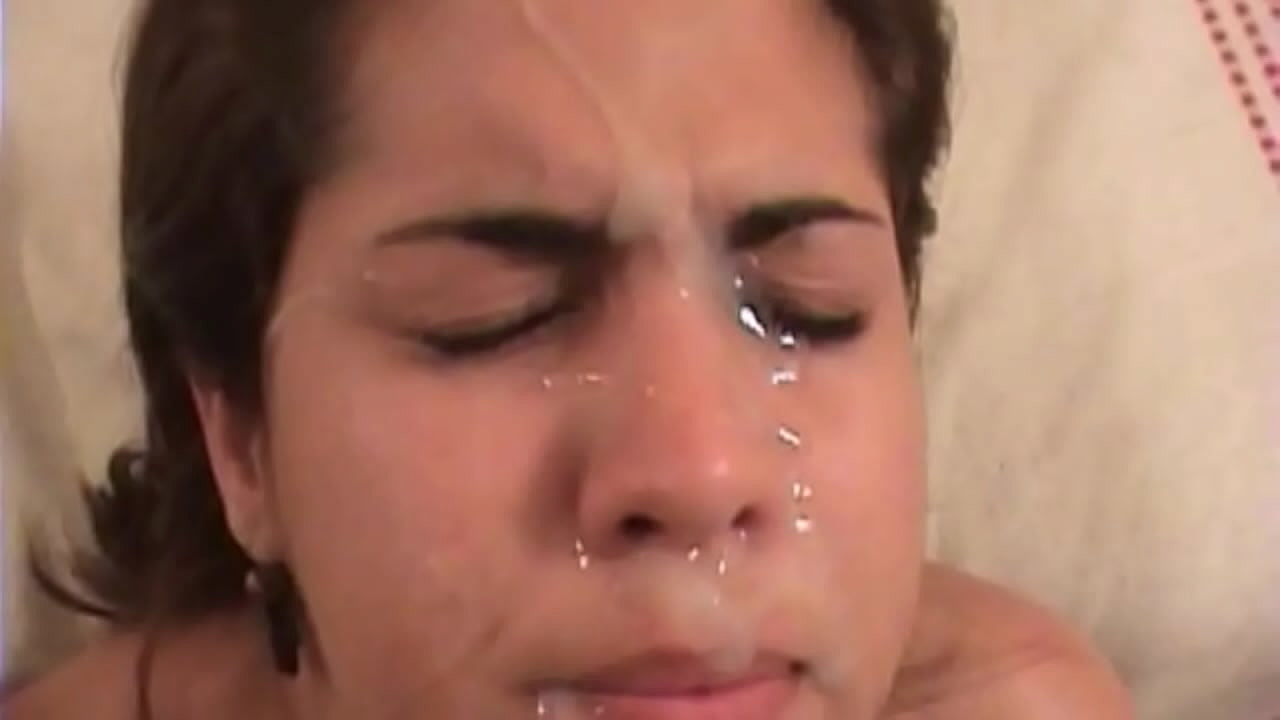 လှပသော လက်တင် အနက်ရောင် အနက်ရောင် သည် ကြမ်းတမ်းသော လိင်ဆက်ဆံမှု ရှိသည်။