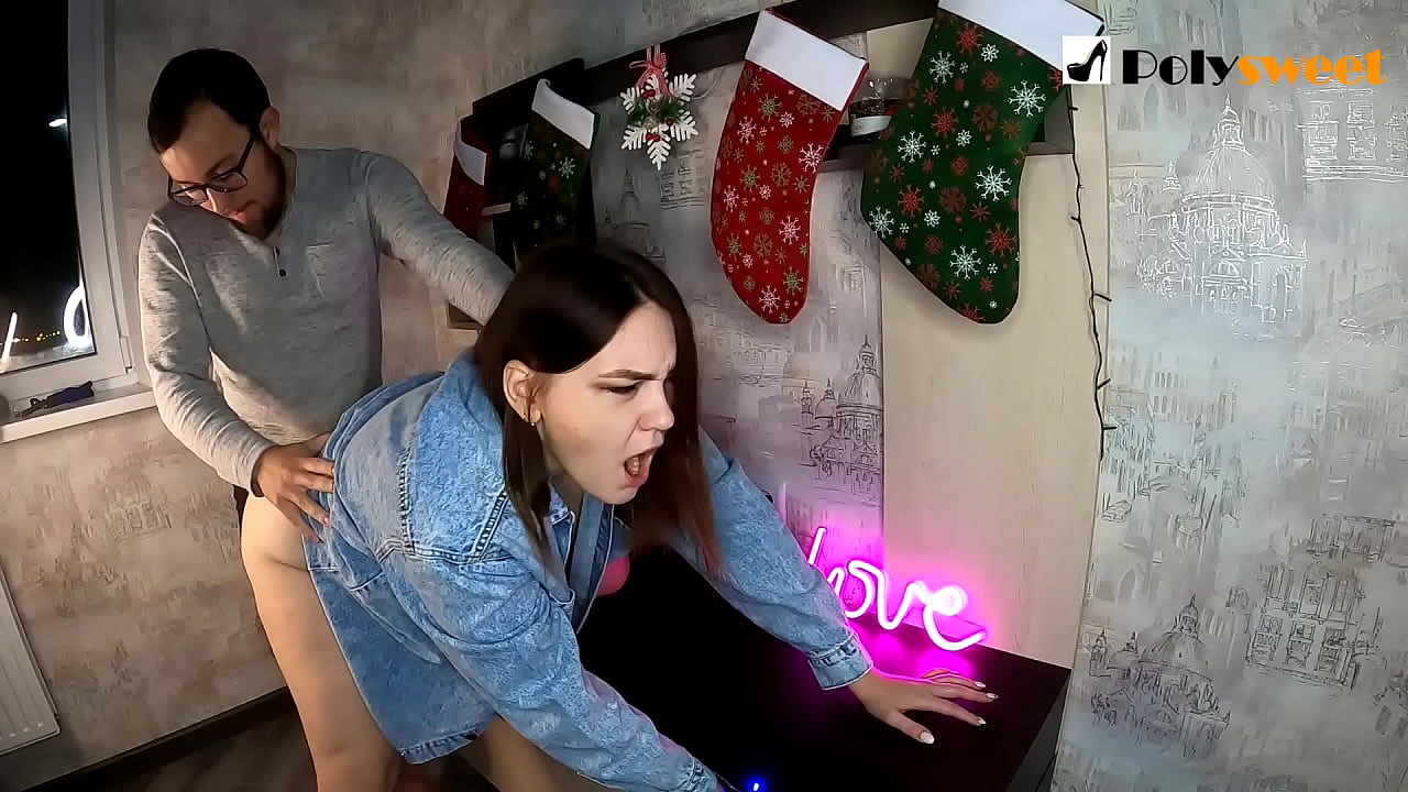 ယောက်ျားလေးက ဖင်ထဲ မြင်းမြီးလေးနဲ့ လှလှ မိန်းကလေးကို ပါးစပ်နဲ့ ကွမ်းသီးနဲ့ နမ်းရတာ သဘောကျတယ်။